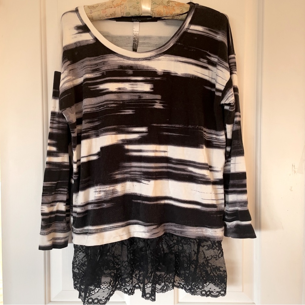 Kensie Supersoft black and white stretchy top w/lace